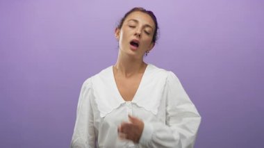 Stüdyoda ağzı kapalı, gözleri kapalı beyaz bluz giyen bir kadın. Yorgunluk..