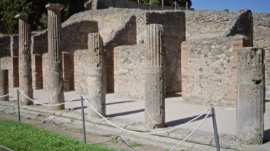 Pompeii harabeleri, çözünmüş taş sütunlar ve desenli antik duvarlar, yumuşak bulanık arka plan dış görünüş; arka plan telif alanı sakinliği.