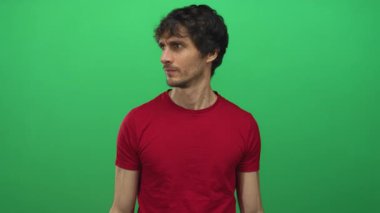 Kırmızı gömlekli adam açık avuçlu jest yapıyor ve stüdyoda şüpheci bir ifadeyle başını çevirdi; şüphe.