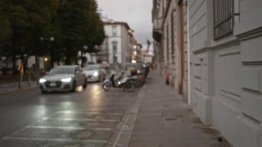 Florence sokağı, kaldırım ve uzak arabalara sığ bir odak noktasıyla Bokeh görünümünü bulanıklaştırdı, yumuşak şehir akşam arkaplanı; arkaplan telif alanı arka planı.