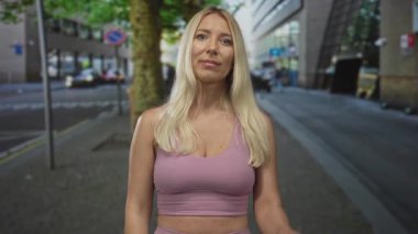 Parlak bir günde, şehrin işlek caddesindeki binanın önüne işaret eden sarışın kadın parmağı. Düşünceli bir fikir..