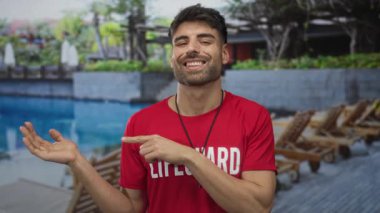 Cankurtaran el işaretini boynunda ıslıkla havuz kenarında gösteriyor. Onay özgüveni..