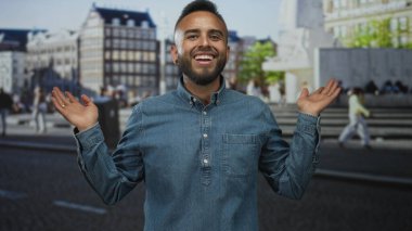 Taş basamakların yanındaki işlek bir caddede yüzü ve elleri havada gülümseyen bir adam ve bir kot gömlek ve yüzükler giyen bir anıt;.