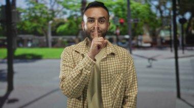 Adam bir şehir caddesinde görünür bir el ile sağa doğru işaret eder, bir yöne doğru hareket eder; yol gösterici dost.