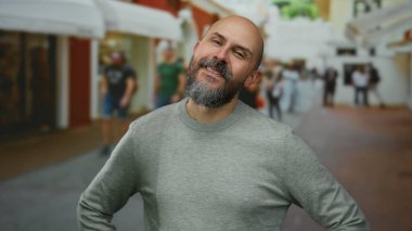 Kel sakallı, açık şehir sokağı gri gömlekli sıradan atmosfer şehri ortamı.