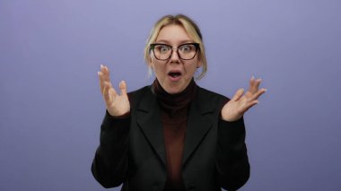 Gözlük takan ve siyah ceket giyen, el hareketleriyle şaşkınlığını ya da şaşkınlığını ifade eden bir kadın bir şeylerin farkına varma ya da sorgulama anı olduğunu ima ediyor.