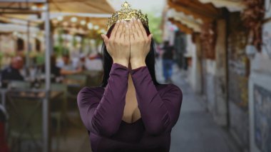 Taçlı İspanyol kadın teras restoranının açık hava ortamında neşeli ve komik maskaralıklarını canlı bir sokak ortamında yakalıyor..