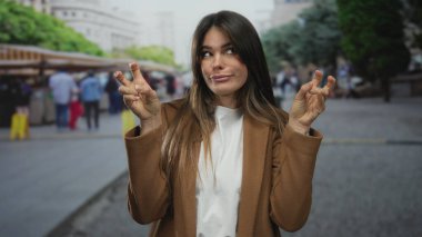 İspanyol kadın şehir arkaplanının çerçevelediği hareketli pazar caddesinde jestler yapıyor