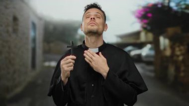 Rahipler dışarıda haç tutuyorlar, rahip kıyafetleri giyiyorlar, sakin gündüz sahnesinde şehir sokağında dikilirken derin derin düşüncelere dalıyorlar.