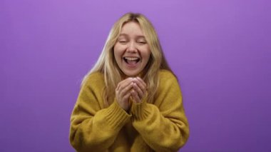 Mor arka planda gülümseyen, sarı süveter giyen, mutlu bir şekilde gülen, izole olmuş duvarlara yaslanmış elleri olan, mutluluk ve tasasız anları temsil eden bir kadın..