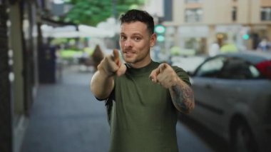 Genç adam şehir yaşamını ve günlük yaşantısını gözler önüne seren bulanık arka planda gülümserken.