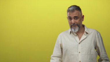 Sarı duvar el ve yüz hareketlerini göstermeden önce adam stüdyoda işaret parmağını kaldırır..