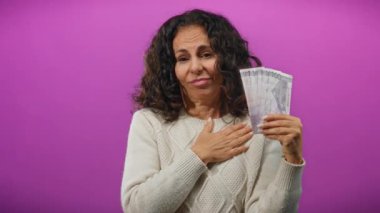 Peso tutan kadın, mor arka planda duygularını ifade ediyor