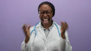 Mor arka planda gözlüklü ve steteskoplu gülümseyen kadın doktor mesleğine güveni ve güveni yayıyor..