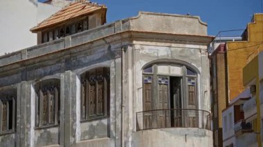 Torrevieja alicante İspanya 'daki tarihi bina cephesi, açık mavi gökyüzü altında klasik mimarisi ve yıpranmış görüntüsüyle tanımlanmıştır..