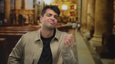 Kilisede esneme esnerken ağzını kapatan adam genç bir İspanyol gibi görünüyor ve sıkılmış ama sessiz bir sırada uykulu görünüyor..