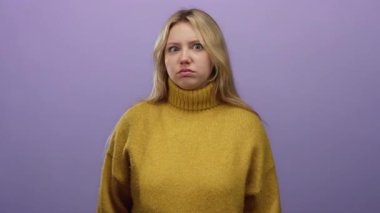 Gürültüden kulaklarını tıkayan, sarı bir kazak giyen, arka planda mor bir kadın hayal kırıklığı ve huzursuzluk sergiliyor..