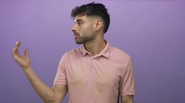 Stüdyoda avucunu açarken yan yana bakan İspanyol bir adam; belirsizlik şüphesi.