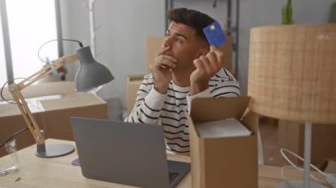 Adam kredi kartını içeride tutarken düşünüyor.