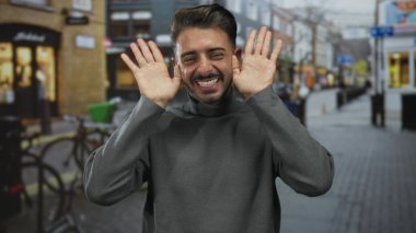 Erkekler, bisiklet parkı ve mağaza vitrinlerinin yanında gülen yüzün yanında avuçlarını açık tutarlar; neşe eğlencesi eğlencesi.