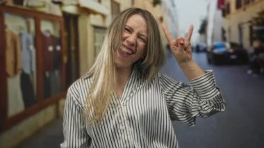 Kadın şehir ortamında taş hareketi yapıyor