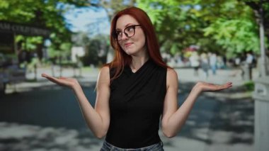 Güneş ışığında gülümseyen ve omuz silken bir kadın