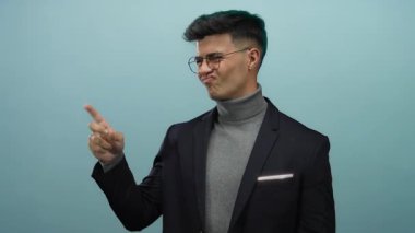 Adam kendine güvenen şık bir takım elbise giymiş.