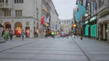 Kış yılbaşı süslemeleri ve İngiltere 'deki mevsimlik şehir atmosferini sonbaharda yakalayan insanların yürüdüğü bulanık Londra caddesi..