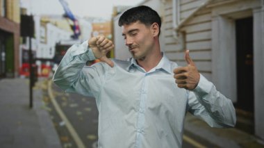 Bulanık binaların olduğu bir şehir sokak sahnesinde insanlar karşı başparmak kaldırıyor ve baş parmaklarını aşağı çeviriyor; kararsızlık.