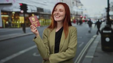 Şehrin caddesinde elinde pasaportuyla gülümseyen kadın.