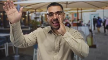 Restoran binasının önünde el ele tutuşup bağıran adam; coşkulu bir iletişim..