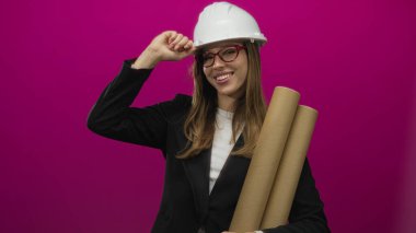 Mimari planları elinde tutan ve mor stüdyo ortamında gözlük takan kadın, özgüven..