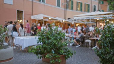 Kafe terasları, şemsiyeler ve saksı bitkileriyle, odağını kaybetmiş sokak sahneleriyle, arka plandaki arka plan fotokopi alanı sakin.
