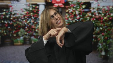 Orta yaşlı beyaz kadın hakim, yoğun caddede bileğini izlemek için başını eğiyor ve işaret ediyor; zaman acil.