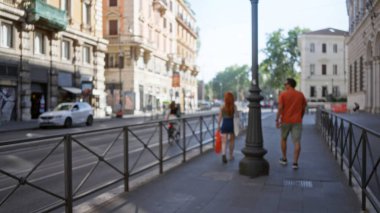 Bulanık şehir sokak sahnesi sığ bokeh ve odaksız binalar; arkaplan telif alanı.