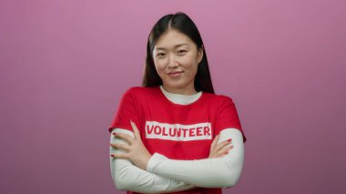 Kırmızı gönüllü gömleğiyle güvenle gülümseyen kadın kollarını pembe duvara dayamış, genç güzelliği ve fedakarlığı somutlaştırarak pozitif tavır sergiliyor..