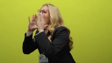 Parlak sarı bir arkaplan önünde bağıran bir kadın gözlüklü ve kimlik kartı olan profesyonel bir takım elbiseli..