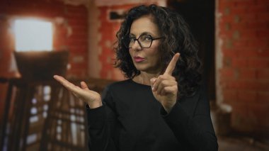 Kadın avuç içi açık ve işaret işareti tuğla iç inşaat sahasında; ret uyarısı reddediyor.