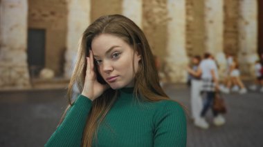 Tarihi binanın önündeki eski kasaba caddesinde genç beyaz kadın el ele tutuşuyor. Stres..
