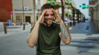 Sokak geçmişinde dövmeleri olan, yeşil gömlek giyen, kendine güven ve cazibe saçan, şehir yaşam tarzını ön plana çıkaran bir adam..