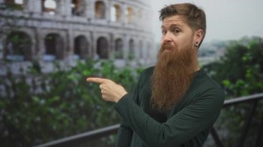 Uzun sakallı bir adam, dışarıdaki Roma stadyumunda sessizlik için parmaklarını ve dudaklarını işaret ediyor..