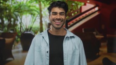 Adam şefin dudaklarını öptüğü jestler ve otel odasındaki gülümsemeler; mükemmellik onayı..