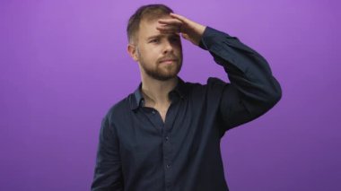 El ve kısa sakallı gözleri koruyan adam, mor bir stüdyoda koyu gömlek ve açık yaka giyerek mesafeye bakıyor; merak keşfi.