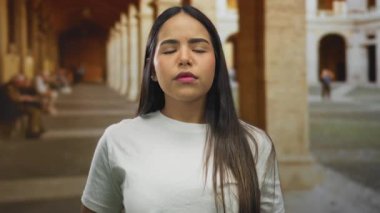 Tarihi açık hava ortamında duran kadın, eski kasabada kemerlerle keşif macerası ve kültürel dalmayı öneriyor..