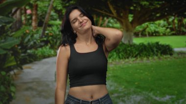 Kadın, yemyeşil ağaçlarla kaplı bir orman yolunda boyuna dokunur. Yumuşak güneş ışığında gözleri kapalı ağaçlar. Huzur..