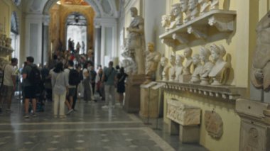 Odaklanmamış mermer büstleri ve fayanslı zemini olan müze koridoru, yumuşak bulanık bokeh arkaplan; arka plan arka plan telif alanı sakin.