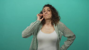 Göğüs göğüse göğüs göğüse göğüs ve göğüs kafesi beyaz atölyede görünür kıvırcık saçlı ve kuşkucu ifadeli bir kadın..