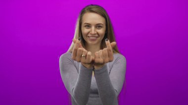 Genç bir kadın, sevgi ve mutluluğu sembolize eden neşeli ve neşeli ifadeler sergiliyor.