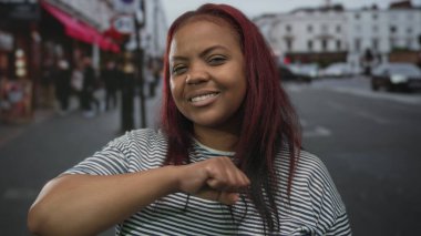 Afrika kökenli Amerikalı kadınlar, bulanık binaların ortasında kalabalık caddelerde yumruk göğüse oturttu; dayanışma güçlendirmesi.