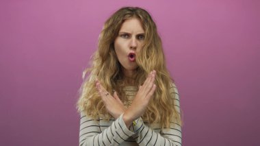 Stüdyodaki sarışının kolları çapraz durduğunda ciddi pembe inkâr sahnesi açıkça reddediliyor..